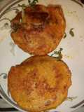 Gorditas rellenas de carne de res en chile colorado