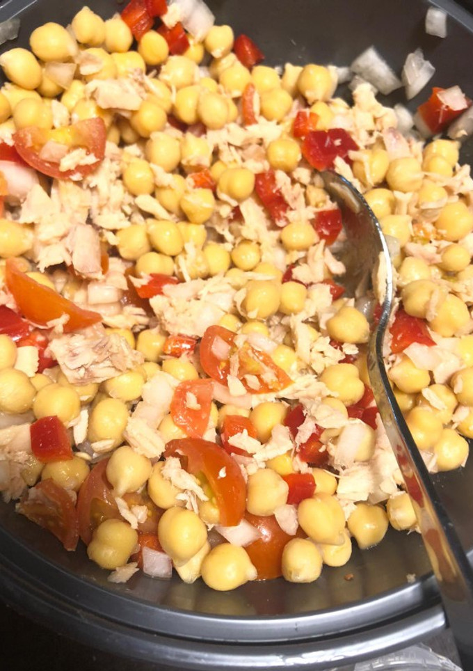 Una foto de Ensalada de garbanzos