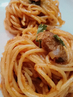 A picture of Spaghetti with meat ball in tandoori masala.