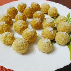 A picture of Moong dal rava laddu.