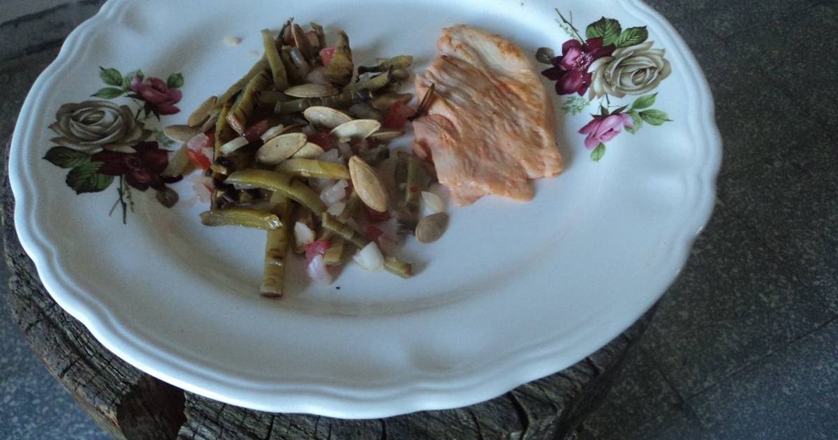 Pechuga al chile jalapeño rojo con tequila, nopalitos asados y semillas