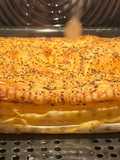 Hojaldre de pimientos asados al ajillo, setas y quesos, con top de pimentón dulce y chía