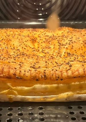 Una foto de Hojaldre de pimientos asados al ajillo, setas y quesos, con top de pimentón dulce y chía