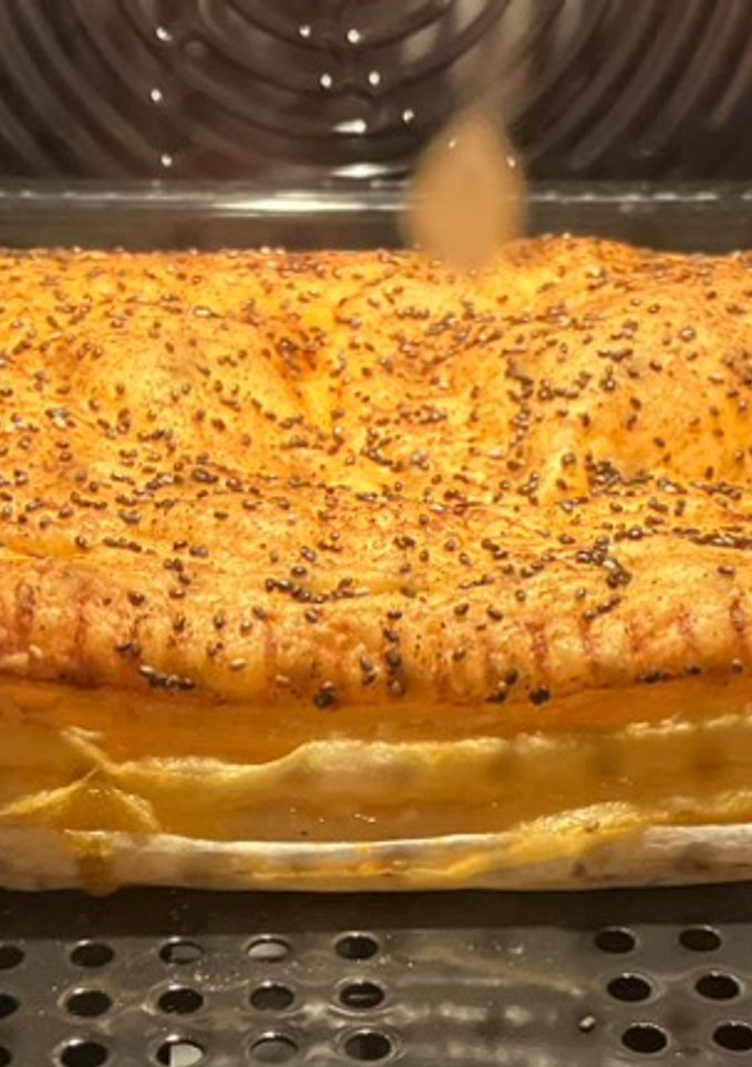 Una foto de Hojaldre de pimientos asados al ajillo, setas y quesos, con top de pimentón dulce y chía