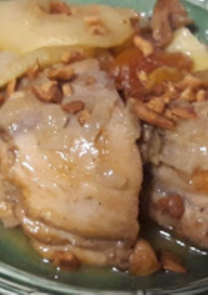 Una foto de Pollo con manzanas y orejones
