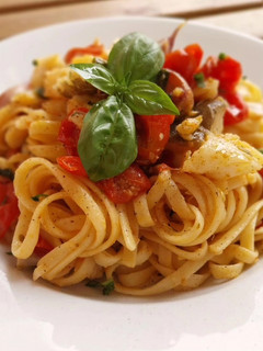 Una foto de Tallarines con bacalao, tomates cherrys y ajos al horno