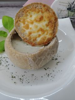 Glutén és tejmentes francia hagymaleves, buciban tálalva recept fotója