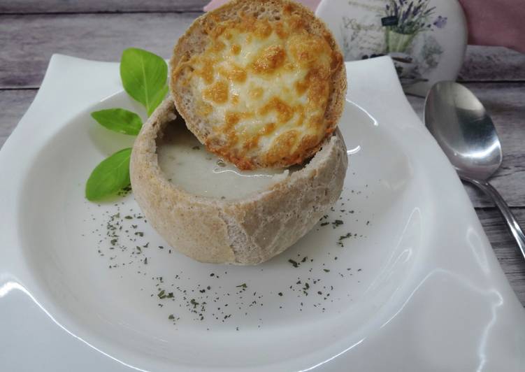 Glutén és tejmentes francia hagymaleves, buciban tálalva recept foto