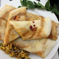 A picture of Stuffed Paneer Dosa.