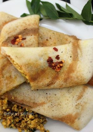 A picture of Stuffed Paneer Dosa.