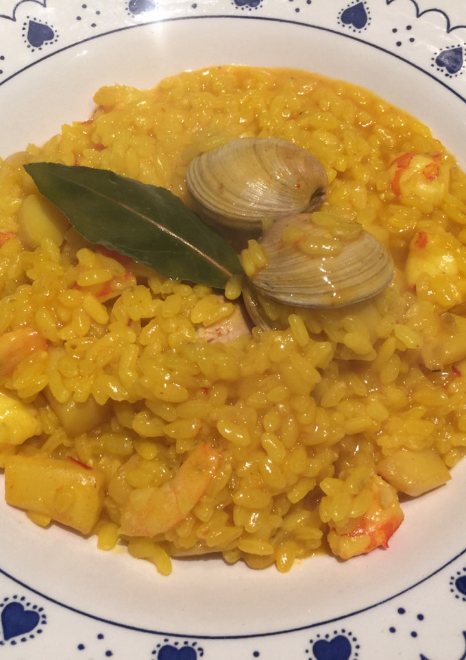Una foto de Arroz con sepia, gambones y almejas