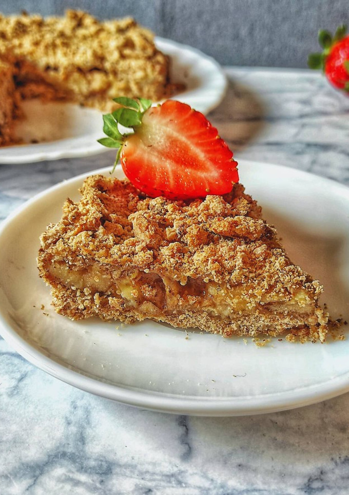 Una foto de Crumble de manzana y plátano