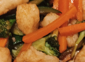 Una foto de Ñoquis de arroz con verduras salteadas