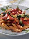Penne con pomodoro, zucchine e pesto di basilico