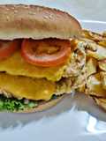 Hamburguesa de pollo broaster con queso cheddar y vegetales
