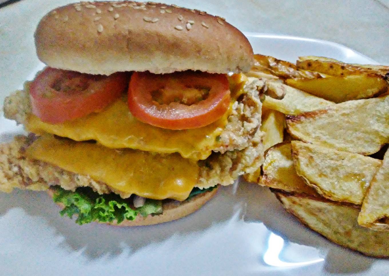 Hamburguesa de pollo broaster con queso cheddar y vegetales