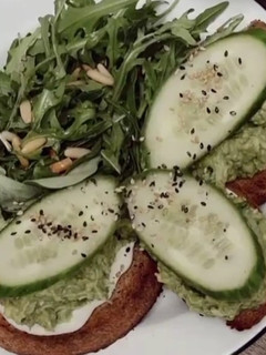 Foto de Bruschetta de Abacate, Pepino e Queijo Fresco