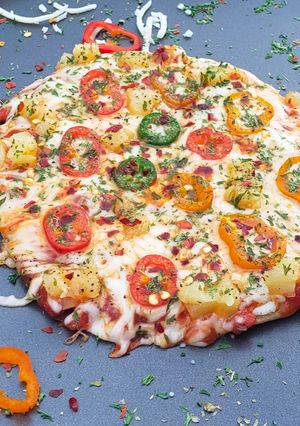 નો ઓવન નો યીસ્ટ વ્હીટ પીઝા(નો Oven નો yeast Whole Wheat Pizza Recipe in Gujarati) રેસીપી મુખ્ય ફોટો
