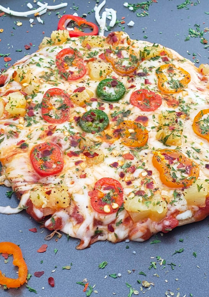 નો ઓવન નો યીસ્ટ વ્હીટ પીઝા(નો Oven નો yeast Whole Wheat Pizza Recipe in Gujarati) રેસીપી મુખ્ય ફોટો