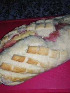 Una foto de Pan casero relleno de jamón, queso y orégano fresco!🍞