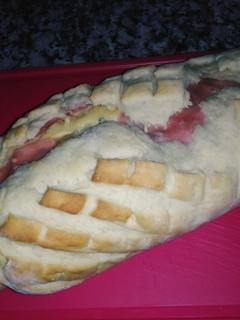Una foto de Pan casero relleno de jamón, queso y orégano fresco!🍞