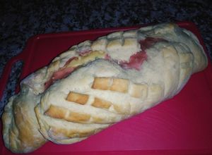 Una foto de Pan casero relleno de jamón, queso y orégano fresco!🍞