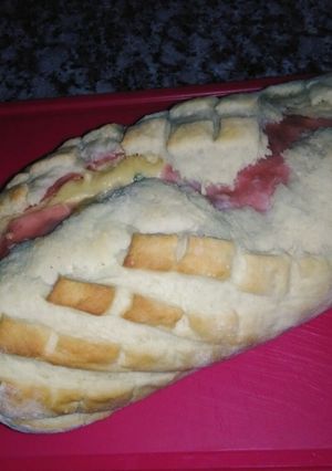 Una foto de Pan casero relleno de jamón, queso y orégano fresco!🍞