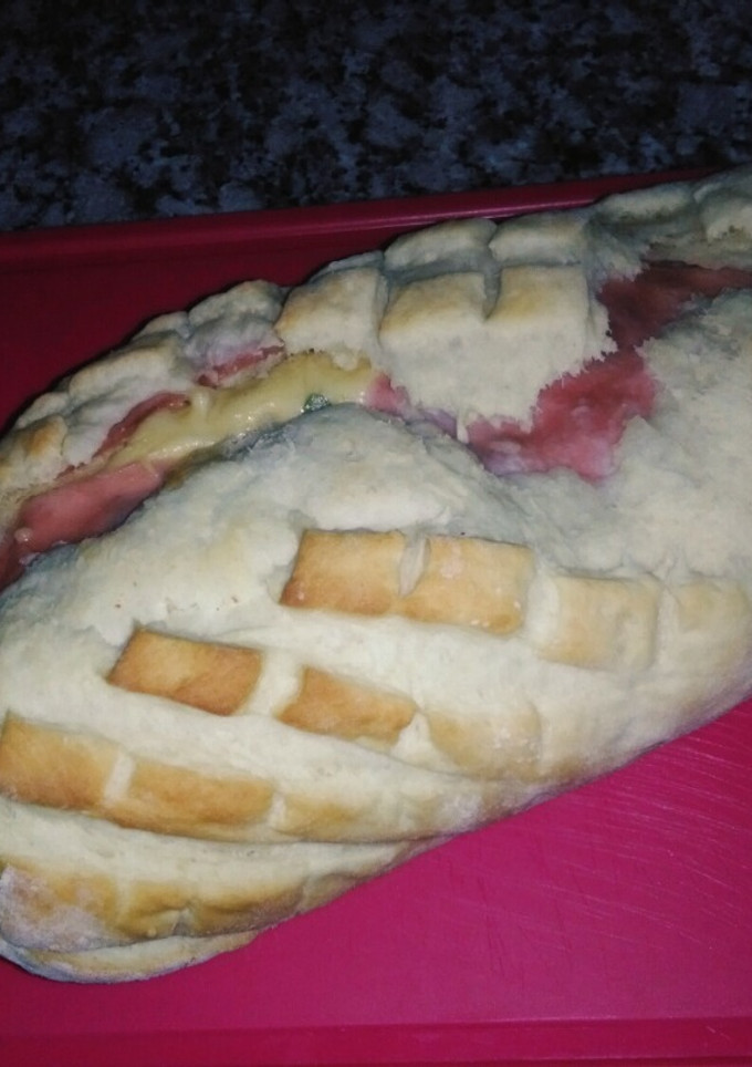 Una foto de Pan casero relleno de jamón, queso y orégano fresco!🍞