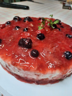 Una foto de Cheesecake de frutos rojos sin horno 🍓🍒