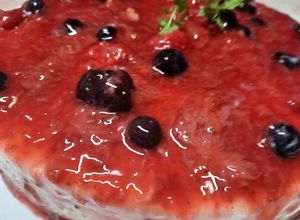 Una foto de Cheesecake de frutos rojos sin horno 🍓🍒