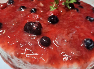 Una foto de Cheesecake de frutos rojos sin horno 🍓🍒