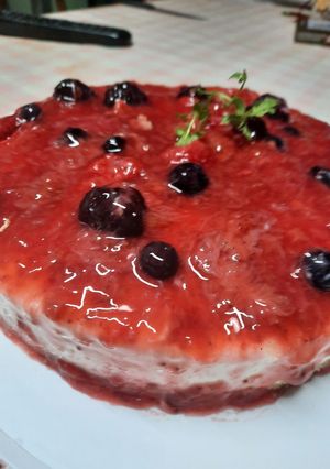 Una foto de Cheesecake de frutos rojos sin horno 🍓🍒