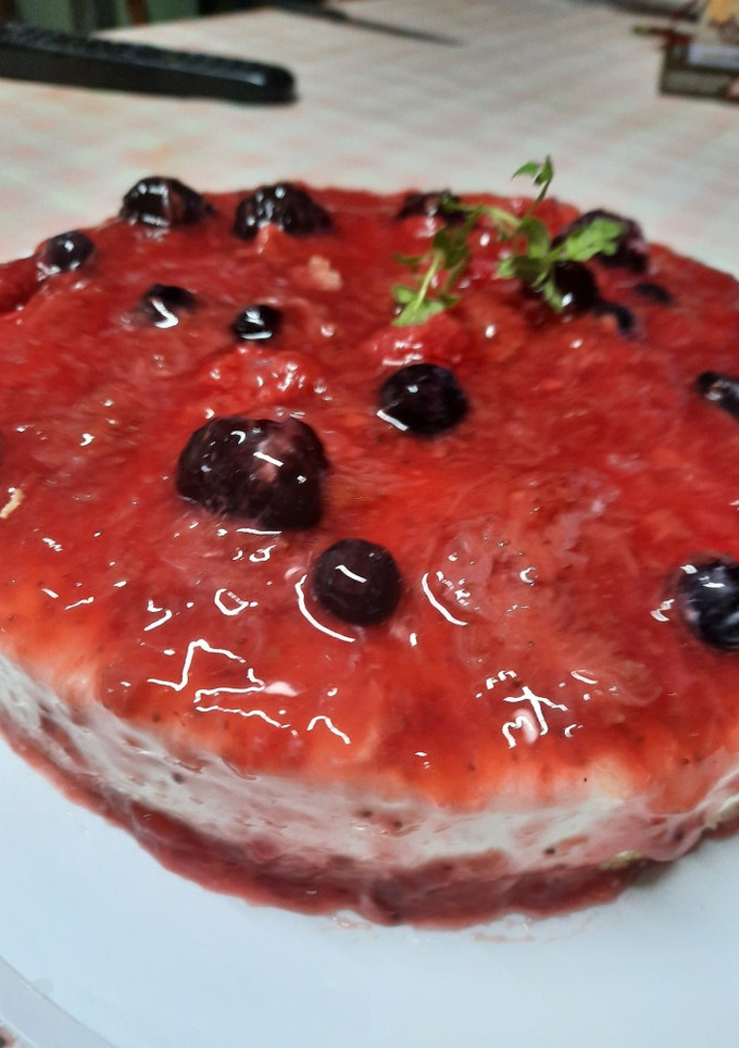 Una foto de Cheesecake de frutos rojos sin horno 🍓🍒