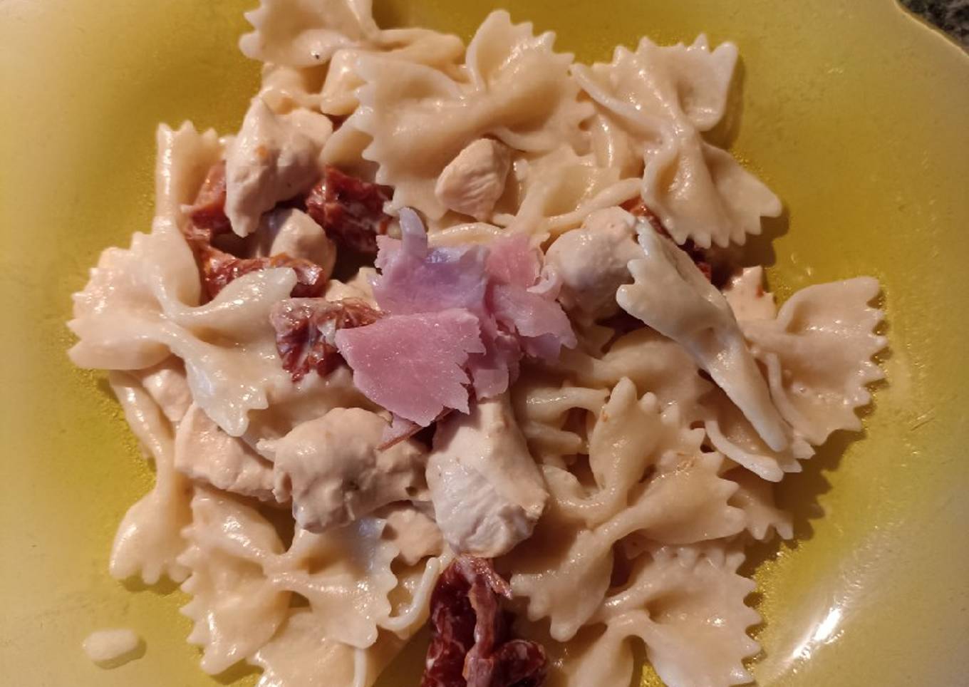 Farfalle poêlée au poulet et tomates séchées