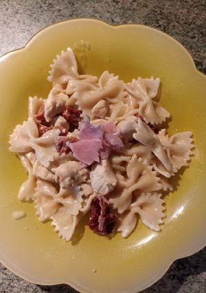 Une photo de Farfalle poêlée au poulet et tomates séchées
