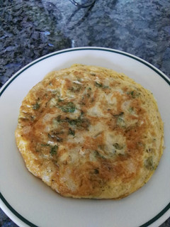 Una foto de Tortilla de kale, bacalao y gambas