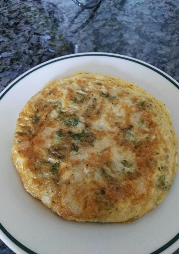 Una foto de Tortilla de kale, bacalao y gambas