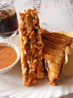 પિઝા સેન્ડવીચ(pizza sandwich recipe in Gujarati) રેસીપી મુખ્ય ફોટો
