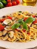 Spaghetti con pomodoro fresco, basilico e vongole