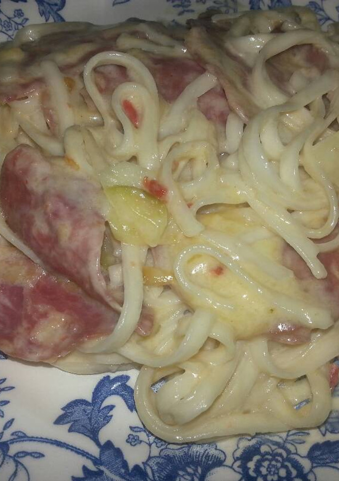 Una foto de Linguine chinos con salchichón