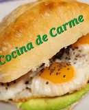 Huevos de codorníz en panecillo con aguacate y queso crema