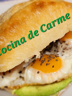 Una foto de Huevos de codorníz en panecillo con aguacate y queso crema