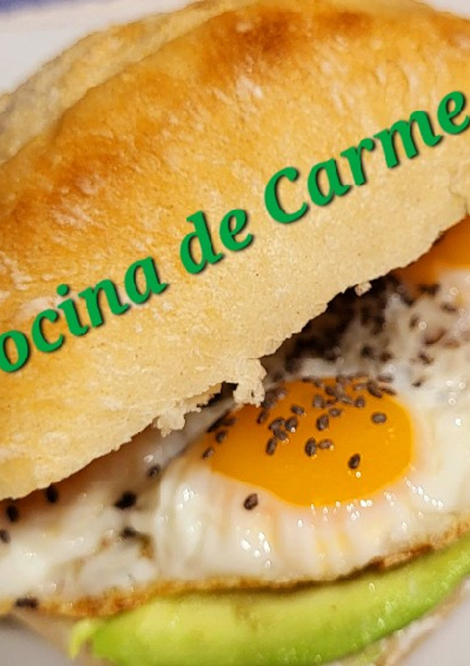 Una foto de Huevos de codorníz en panecillo con aguacate y queso crema