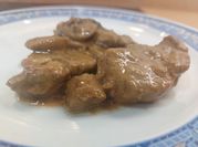 Una foto de strogonoff de cerdo