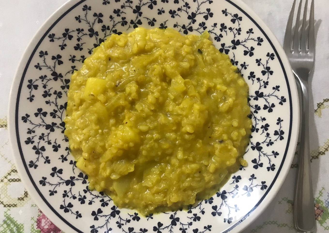 Arroz yamaní, papa y salsa de leche de coco