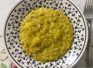 Una foto de Arroz yamaní, papa y salsa de leche de coco