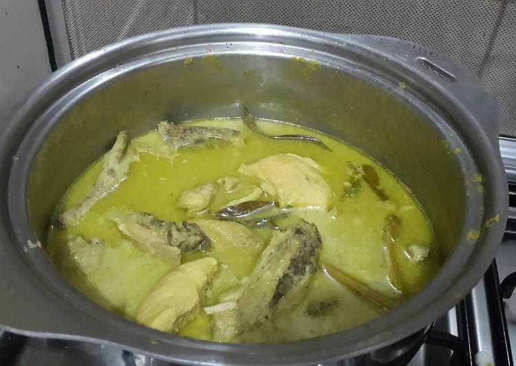 Opor ayam bumbu kuning