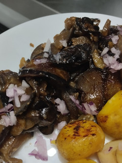 Una foto de Berenjenas🍆con ajo🧄y panela🍯