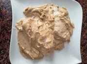 Una foto de pechugas de pollo en salsa de pimienta
