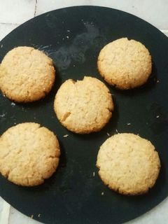 કોકોનટ કૂકીઝ(Coconut Cookies Recipe in Gujarati) રેસીપી મુખ્ય ફોટો